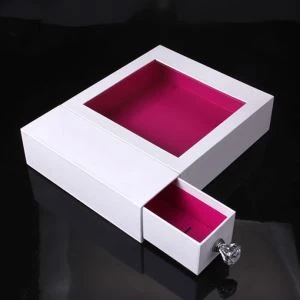 Boîte d'emballage avec poignée en faux diamant